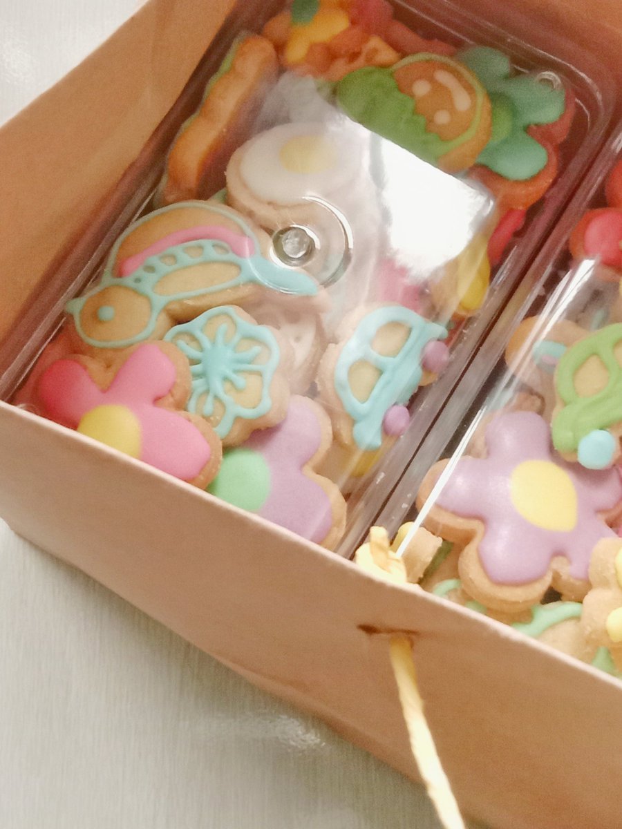 _nikenpratiwi's tweet image. Hari ini trio kwek² ga belajar mapel, ibunya burn out. Kakak selesaikan proyek jualan kukisnya, otw 20 box. Adik akhirnya diajak magang utk bantu bersih²&amp;amp;support kebutuhan kakak. Dan ada feenyaahh.uwu bgt 😀😀🥳 #homeschoolproject