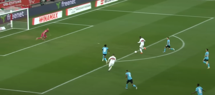 SaschaFltr's tweet photo. Signature-Move von #Hradecky! Kommt im richtigen Moment raus & schiebt sauber in den langen Block. Erst als der Ball im 16er ist, macht er Druck. Rückt er eher vor läuft er Gefahr überlupft/umkurvt zu werden. Auch krasse Beweglichkeit!
#VfBB04 #VfBLEV #Werkself #Bayer04 https://t.co/L1VPtoAEoK