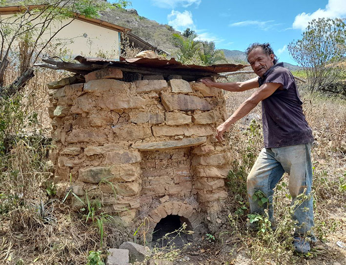 LaInventadera's tweet photo. #11Dic

A mano limpia: artífice de la alfarería sin torno

En una depresión del Táchira (que, extrañamente, se llama Las Lomas) Nelson Chávez encontró a un artesano, moldeador de arcilla a la manera antigua: a mano limpia, sin torno.

📸Wilfredo Machado

📰https://t.co/F4NUVJapdG https://t.co/CTxznmtPTW