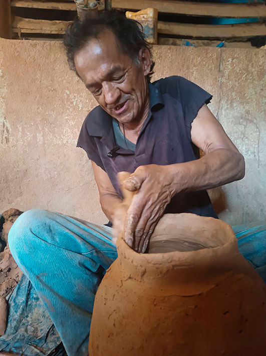 LaInventadera's tweet photo. #11Dic

A mano limpia: artífice de la alfarería sin torno

En una depresión del Táchira (que, extrañamente, se llama Las Lomas) Nelson Chávez encontró a un artesano, moldeador de arcilla a la manera antigua: a mano limpia, sin torno.

📸Wilfredo Machado

📰https://t.co/F4NUVJapdG https://t.co/CTxznmtPTW