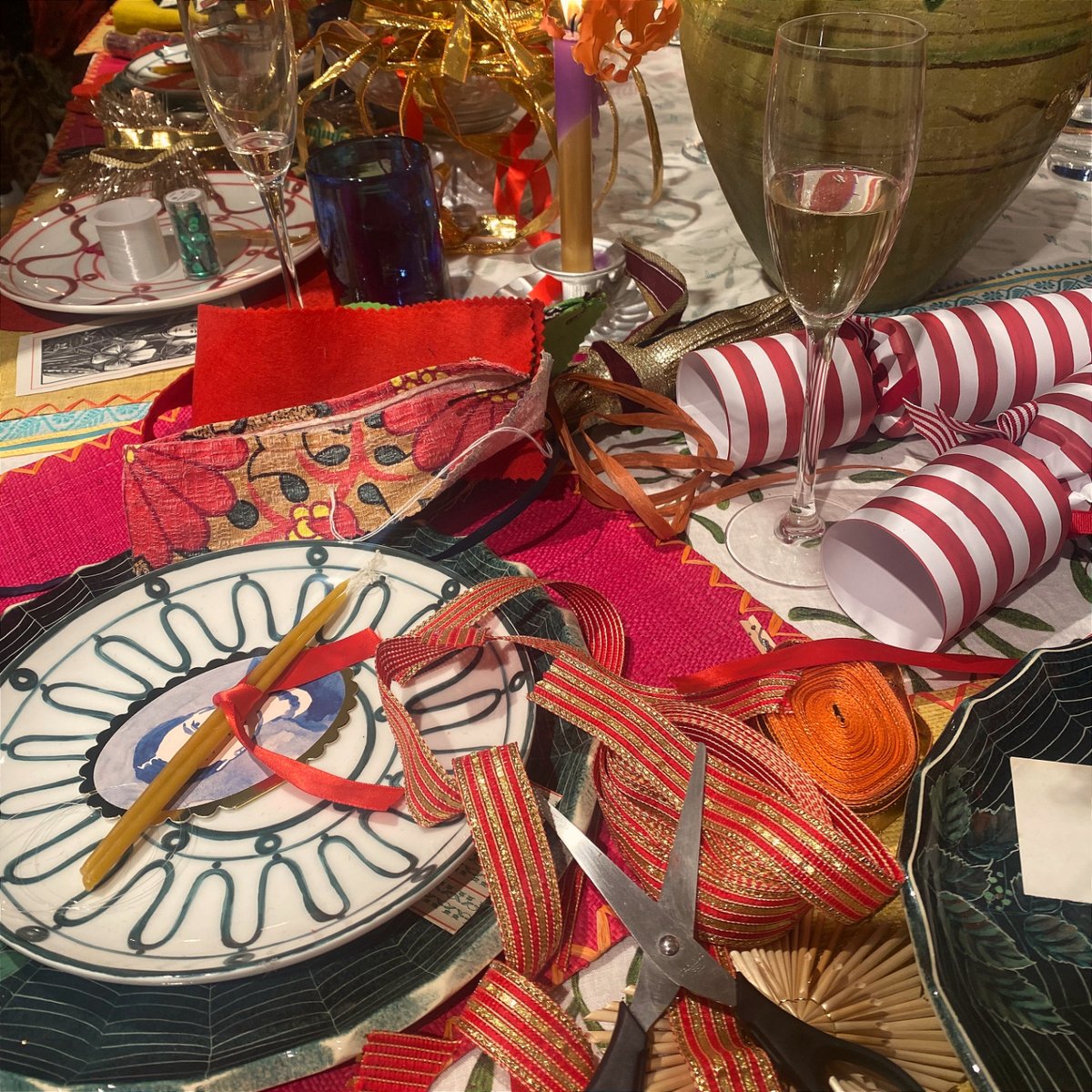 Capturing the moments of inspiration and creativity🎄! We are looking back at the festive table decoration created by Marianne Cotterill on the occasion of the Christmas Tablescaping workshop in our new showroom (@DesignCentreCH).   crucial-trading.com/chelseaharbour/ #christmasdecor