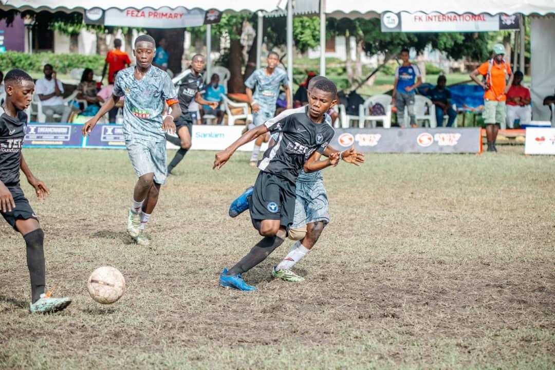 Wazazi na wadau wa michezo wakishangilia jambo kwenye JustFit Interschools  games iliyofanyika Disemba 9 na 10 Viwanja vya GYMKHANA na kurushwa live na azam tv
#JustFitInterSchoolsGames