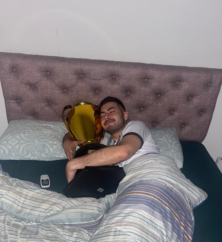 Muito bom dormir acompanhado com o troféu de campeão do JISM <a href="/aaaffsm/">Medusa 🐍🪨</a>
