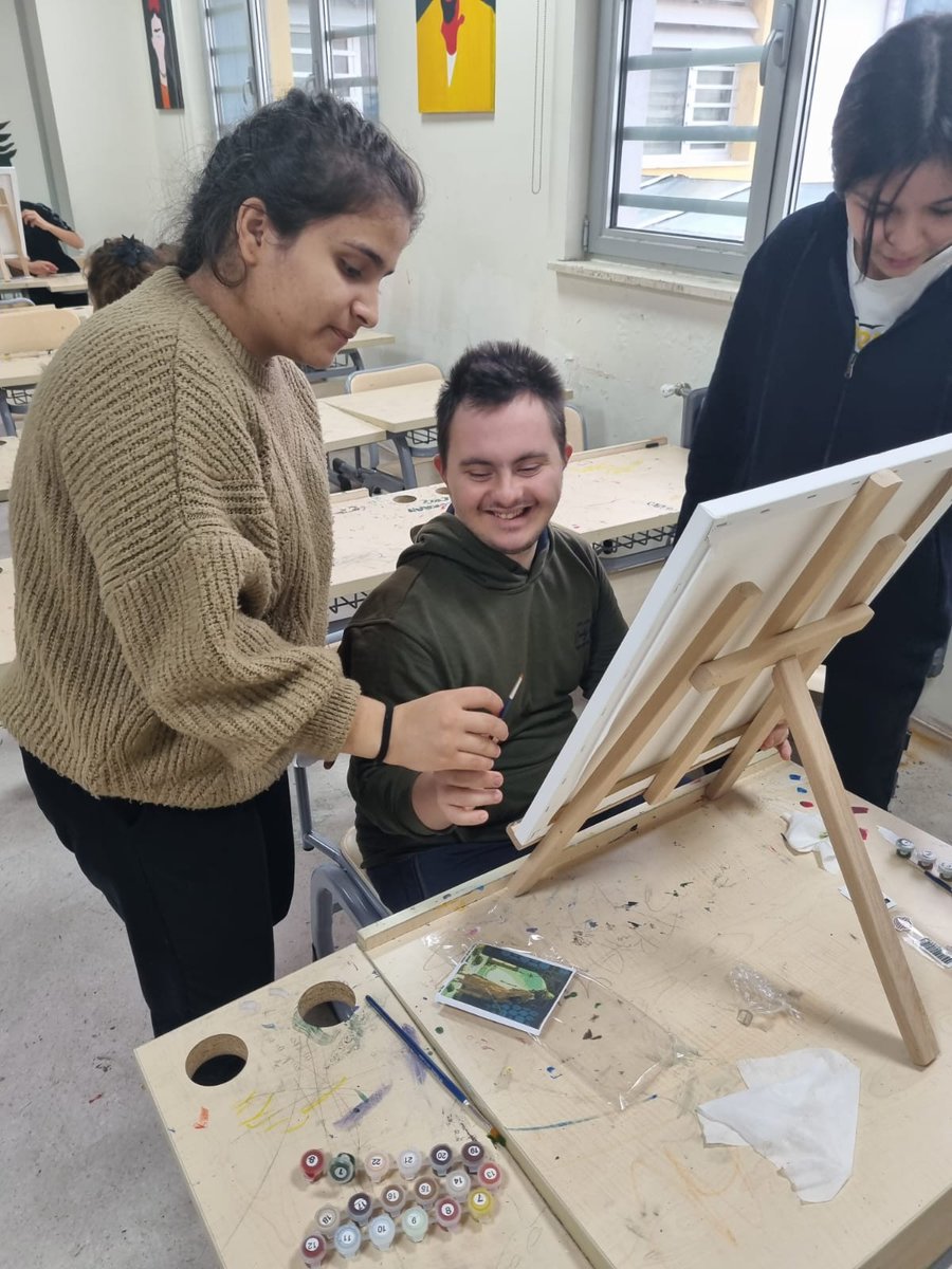 Sanatla Birleşelim projesi kapsamında Mersin Büyükşehir Belediyesi Özel Eğitim Uygulama Okulu özel gereksinimli öğrencilerimiz ile okulumuz öğrencileri sanatta buluştu <a href="/fazilet_durmus/">Fazilet Öğretmen 🇹🇷</a> <a href="/BaykalBasdemir/">Baykal BAŞDEMİR</a> <a href="/kutlutekinbas/">Kutlutekin BAŞ</a> <a href="/OguzhanTulucu/">Oğuzhan TÜLÜCÜ</a> <a href="/CiceYusuf/">Yusuf CİCE</a> <a href="/hakanguricin/">HakanGüriçin</a> <a href="/SelimOnay5/">Selim Onay</a> <a href="/toroslarmem/">Toroslar İlçe Milli Eğitim Müdürlüğü</a>