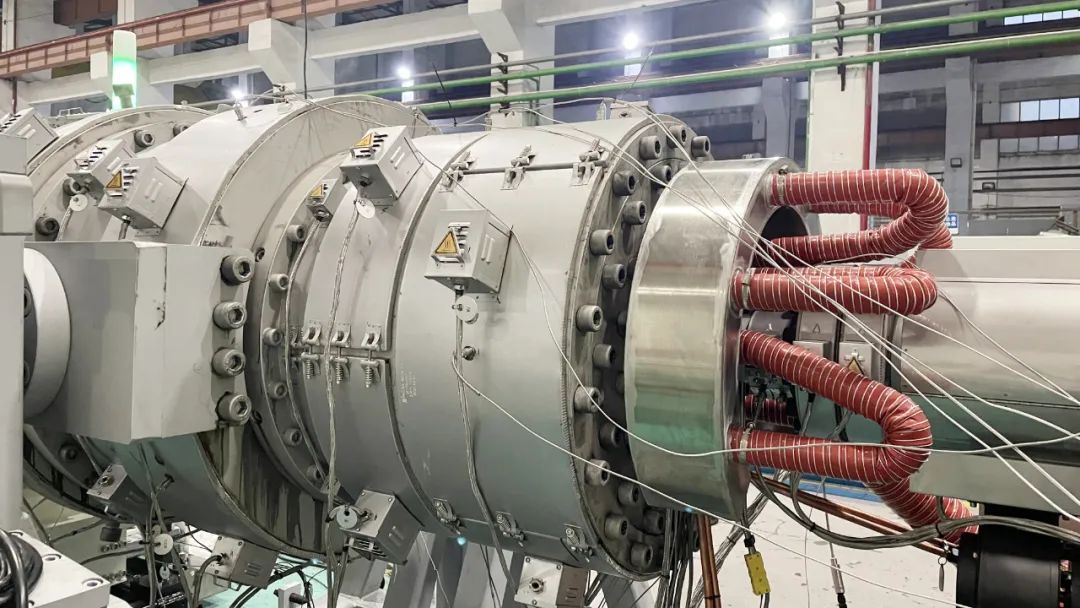 DEKUMA_Official's tweet image. DEKUMA leads customer into new market for HDPE pipes. 👍

👉 PE630 pipe extrusion line, provide equipment guidance and technical support, to help customer improve production efficiency and product quality. 

#PEpipe #extrusionline #HDPE #PlasticPipe #DEKUMA #plastic #extruder