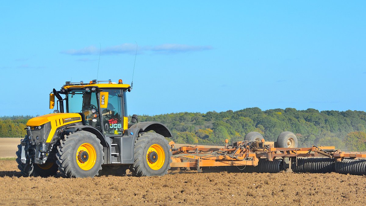 Do your field a favour. A #JCB Fastrac 4220 cultivating for WG Wrixon & Son in Horton, Dorset. Discover more: brnw.ch/21wFcp0. #JCBmoment _ Photos by @farmphotodorset