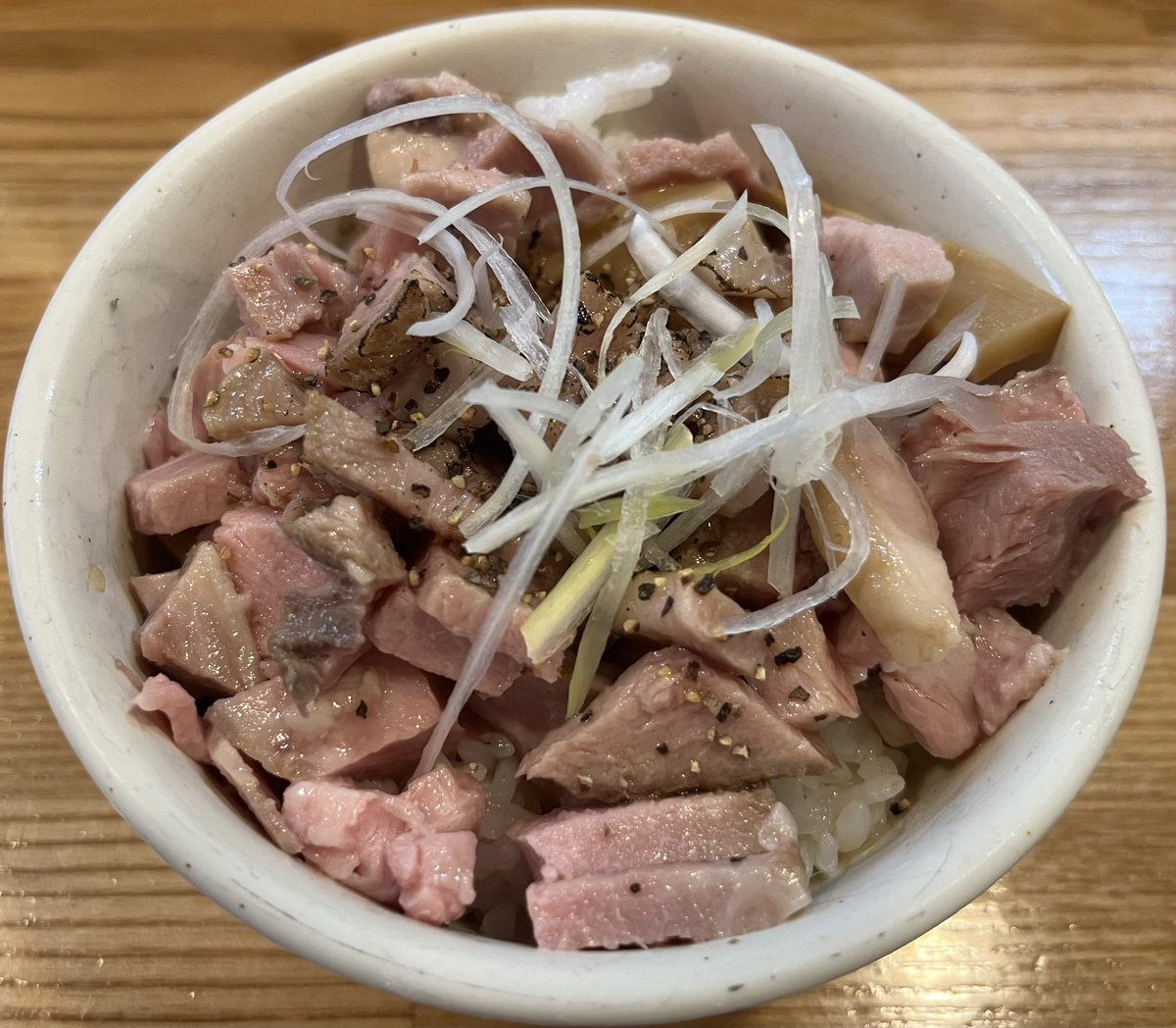 麺や 一想 @久宝寺口
濃昆鶏白湯醤油
チャーシュー増し

鶏🐔と昆布の優しい旨味に溢れたスープはトロリまろやかでめっちゃ美味しい☺️
ジューシーなお肉🥩は増しにするとたっぷりで食べ応えがアップ🈵
木耳や歯応えのあるメンマも特徴的で👍
チャーシュー丼も食べて大満足です😋
#ラーメン 
#一想