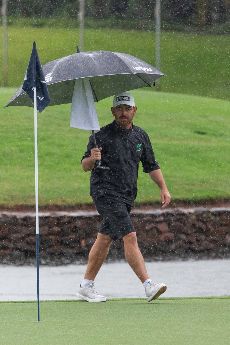 A birdie at the 11th gives @Louis57TM a 1-shot lead on -16 in this final round of the #dunhillchamps. Louis Oosthuizen -16 Charl Schwartzel -15 Christiaan Bezuidenhout -12.