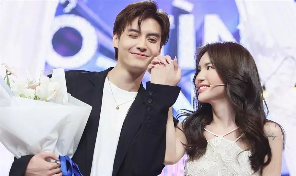 CLAREmcc's tweet image. “Thân là một con sói háo sắc không ăn tạp mà chỉ chuyên một con mồi thì, không đói lại càng trơ trẽn hơn.”

(Bởi vì, yêu em không có gì sai cả!)