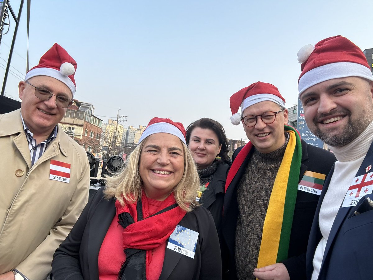 tarashpapaskua's tweet photo. So thrilled to have contributed to the 12th #European #Christmas #Market, charity event held in #Seongbuk-gu, #Seoul last weekend together with ambassadors of 🇪🇺🇦🇹🇧🇬🇭🇷🇨🇿🇫🇷🇩🇪🇭🇺🇱🇹🇵🇱🇪🇸
The Embassy of 🇬🇪 presented traditional dishes such as #Khinkali, #Khachapuri, #Pkhali, #Pelamushi, etc, which were greatly enjoyed by everyone. 🎄☃️🎊🍷
