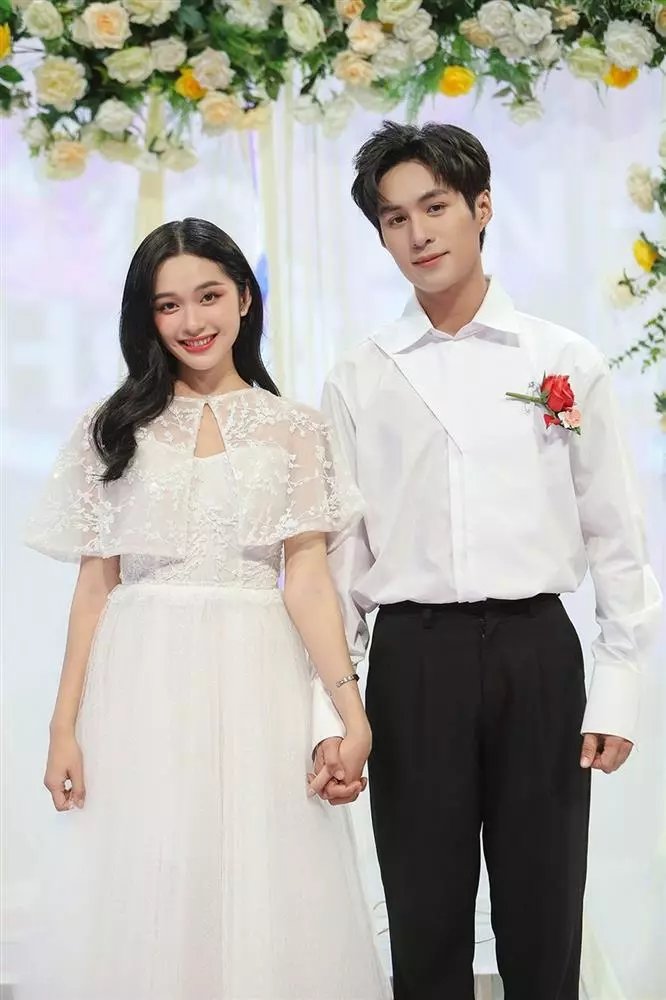 CLAREmcc's tweet image. Lâu rồi chưa biết cảm giác được đi ăn đi xem phim như thế nào, bài vở nhiều quá. Hôm nay rảnh có ai mời không nhỉ?