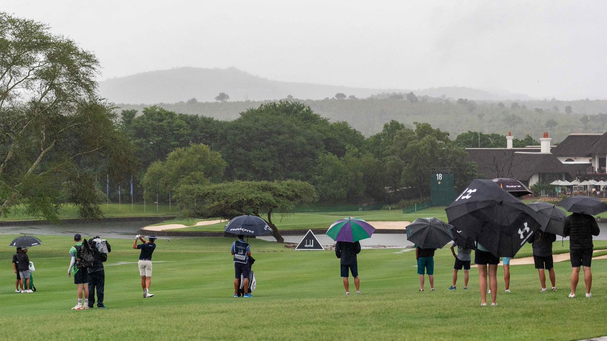 The rain has certainly not put the spectators off. Spectators with tickets have now been allowed to attend the Monday finish. #dunhillchamps