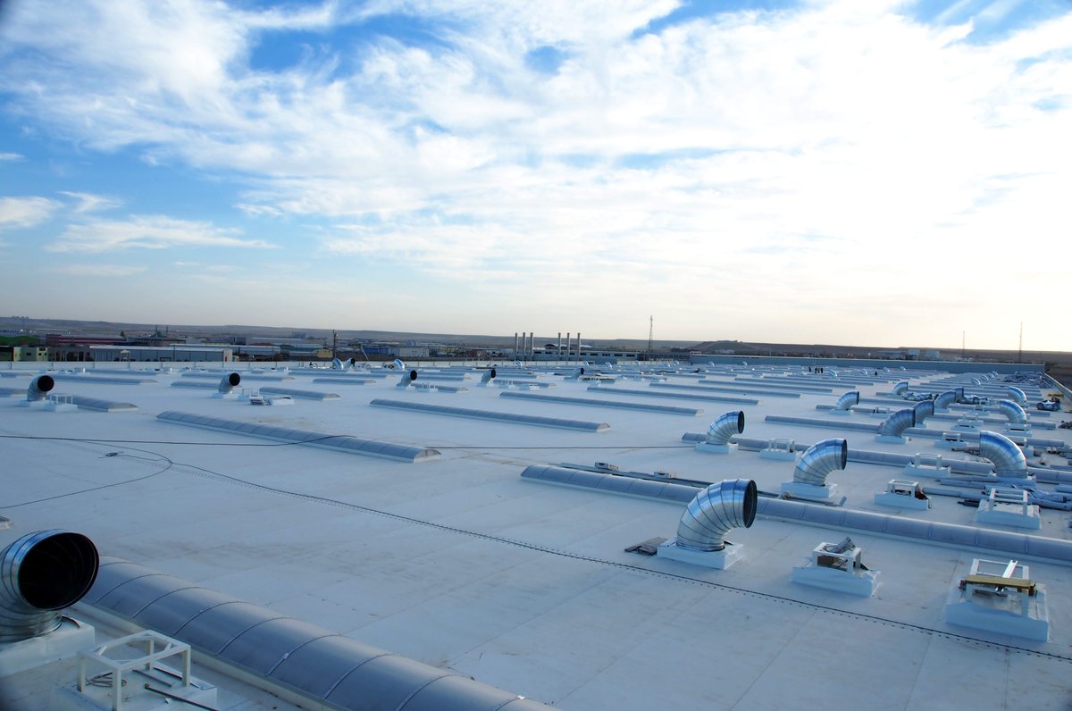 Many buildings can't keep comfortable temperatures during heatwaves.

#Coolroofs could be a solution, but only when all aspects of the roof are considered.

This article explores the ins and outs of cool roofs 👇
holcimelevate.com/benelux-en/ins…