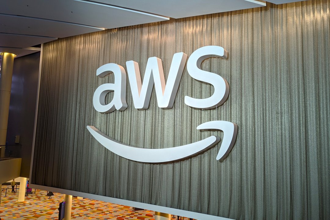 Clubic's tweet photo. À peine adopté, déjà délégitimé ? L’application Olvid, qui a vocation à remplacer les autres messageries instantanées chez les membres du gouvernement, est critiquée en raison de son utilisation de serveurs Amazon. 
👉 https://t.co/iq0DUjYoF4 https://t.co/mZy4wMzlBv
