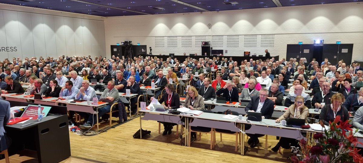 Så er vi i gang. Knap 300 delegerede er lige nu samlet i Odense for at tage stilling til, om Fødevareforbundet NNF’s a-kasse skal fusioneres med Din Faglige A-kasse (FAK) pr. 1. januar 2025. Følg med live her: getvisualtv.net/kongres/nnf-ek…
