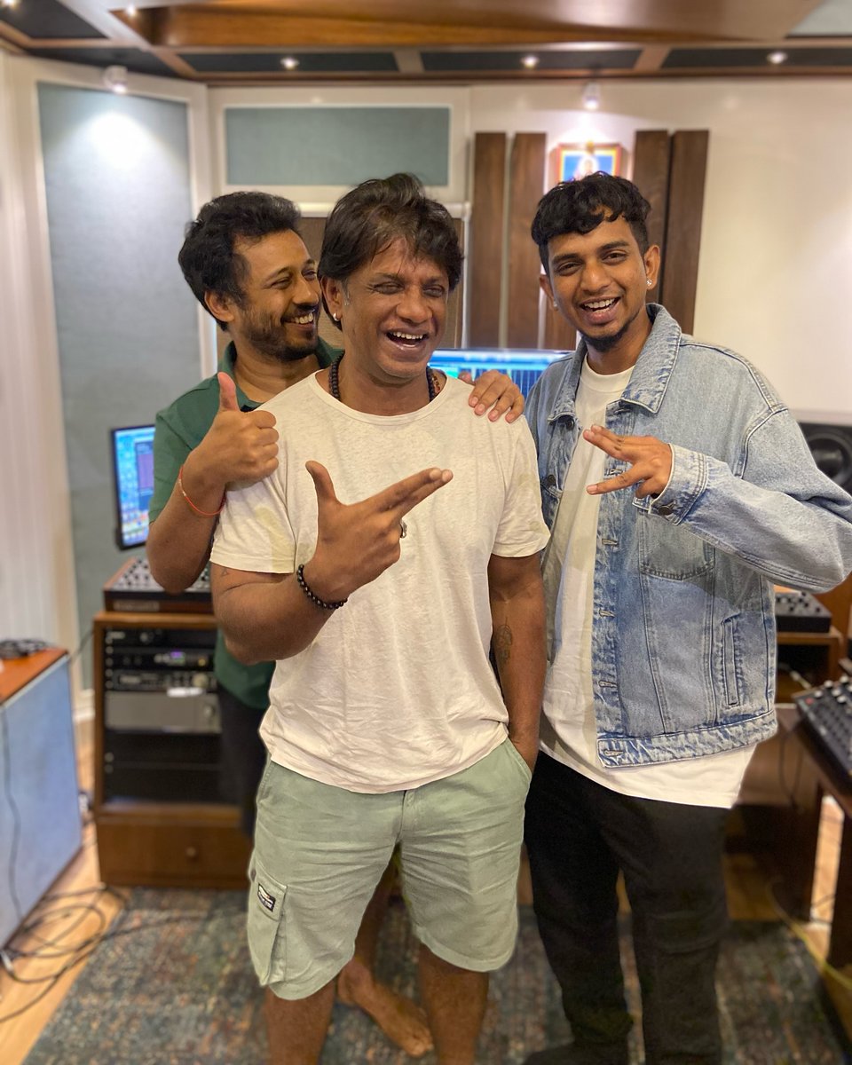 Nuurakke Nuuru

೧೦೦ ರುಪಾಯ್ MIX, ನಿನ್ನ್ ____ ಹೊಡಿತೀನ್ FIX 😎💯🤘🏼

#Bheema #CharanRaj #DuniyaVijay #MCBijju @OfficialViji @charanrajmr2701