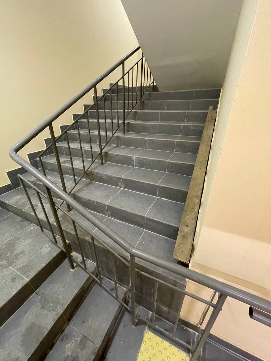 Я купил свою первую квартиру… 

Смотрю чаты своего ЖК и эти лестницы в подъезде чисто как моя жизнь