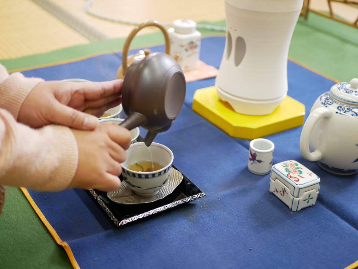 愛知大学煎茶道研究会 (@oisiisentya) on Twitter photo 先日のお稽古の様子です。
お茶は松月園さんの月の光、お菓子は若松園(<a href="/yutakaokoshi/">御菓子司 若松園</a> )さんの柚子でした。一年の邪気を払い、新年を祝う大福茶もいただきました🍵新入部員を迎え、何とか2023年を無事に終えることができそうです✨
まだまだ新入部員受付中ですので興味のある方はdmまで! 先日のお稽古の様子です。
お茶は松月園さんの月の光、お菓子は若松園(<a href="/yutakaokoshi/">御菓子司 若松園</a> )さんの柚子でした。一年の邪気を払い、新年を祝う大福茶もいただきました🍵新入部員を迎え、何とか2023年を無事に終えることができそうです✨
まだまだ新入部員受付中ですので興味のある方はdmまで!
