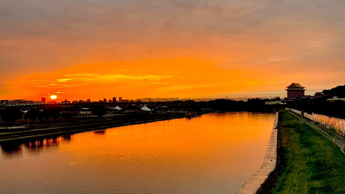 fullstackpanic's tweet image. Bike commute home going over the Dahzi bridge view towards the Grand Hotel.
