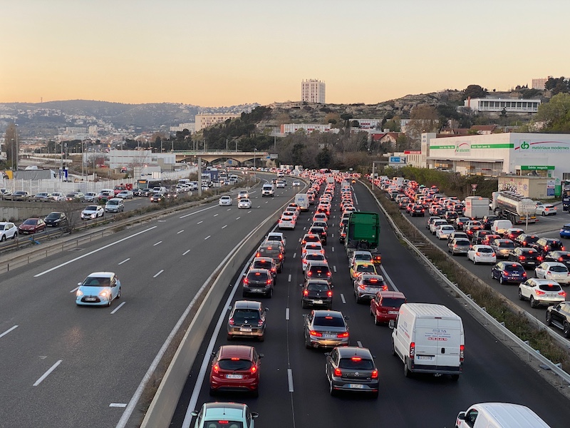 🚗 En direct de #Marseille : Changer de véhicule va plonger les habitants des villes et les marseillais dans le brouillard et creuser les inégalités. Explications avec @obs_cetelem bit.ly/47M4Bwn @BNPP_PF