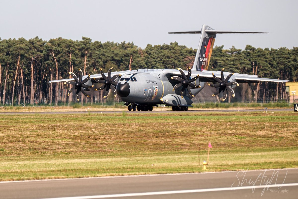 De biggest one on the field.
.
#airbusa400m #germanairforce #airforce #aviation #airshow #transportplane #fujifilmxh2 #fujinon100400