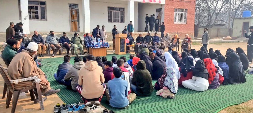 dicbudgam's tweet image. #ViksitBharatSankalpYatra campaign going on in full swing in Block #Beerwah and other blocks of the district #Budgam
@diprjk @MoRD_GoI @DC_Budgam @ddnewsSrinagar