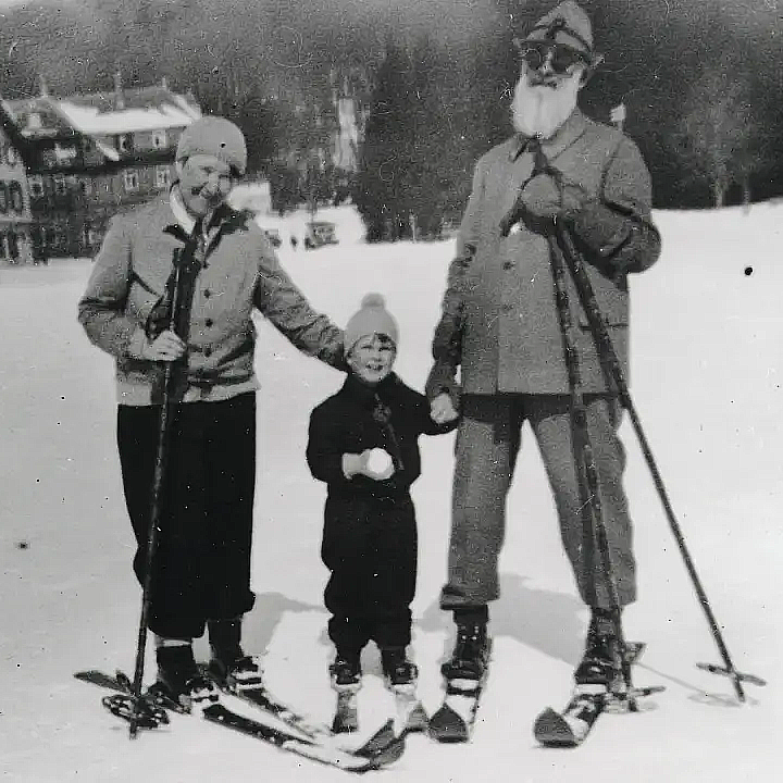 Are you a #mountain enthusiast like Robert Bosch was? 🏔️ Our company founder enjoyed spending time in the mountains with his family. ⛷️🥾 He enjoyed #skiing, and continued this #leisureactivity into old age, pictured here with his family in 1935. More: bit.ly/MountainRBosch