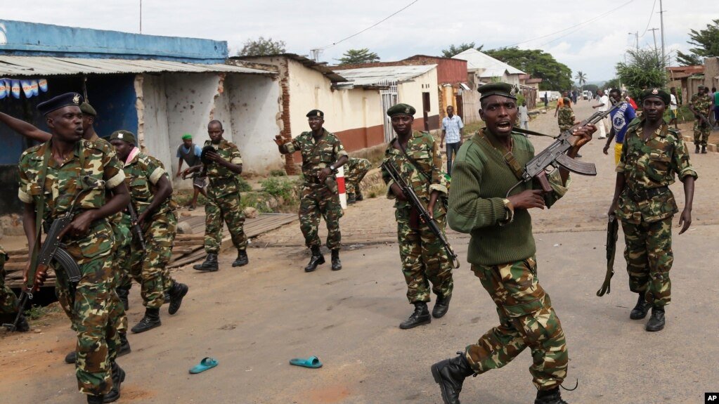 Ikiriho's tweet image. 📸🔙 Il y a 8 ans. A l’aube du 11 décembre 2015, des &quot;jeunes&quot; attaquent simultanément quatre camps militaires pour s&apos;emparer de force des armes: trois de la @MairieBuja (#Ngagara, #base, #Iscam) et #Mujejuru de @BujumburaProv.  
Le bilan est lourd: 87 morts, dont 8 militaires