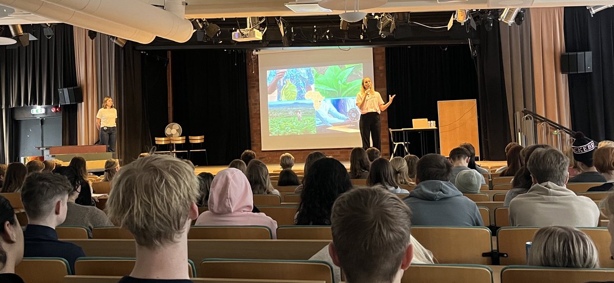 HelenStjerna's tweet photo. Fullsatt aula när våra fantastiska föreläsare berättar om hur tobaksindustrin utnyttjar fattiga tobaksbönder och deras barn. #vittsnus #vape #cigg #bruntsnus motverkar samtliga #SDG https://t.co/nVE7RJhnaY