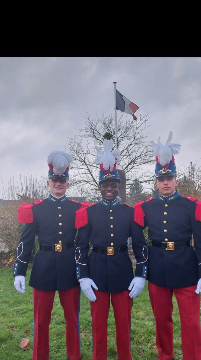 L'élève-officier Jean-Paul Furaha, premier Saint-Cyrien rwandais, vient de recevoir son grand uniforme et son casoar, symbole de son engagement à servir son pays : un exemple concret d'une coopération d'excellence 🇫🇷🇷🇼