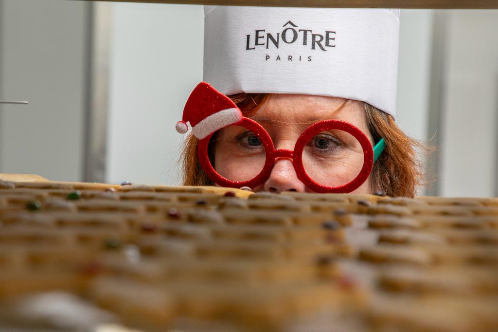 '#Cannes met la main à la pâte !' Nos équipes du Convention Bureau de #Cannes avec la collaboration de la Maison Lenôtre ont confectionné des biscuits de Noël pour nos clients ! Pas moins de 20 partenaires ont répondu présents à cette opération et ont relevé leurs manches…