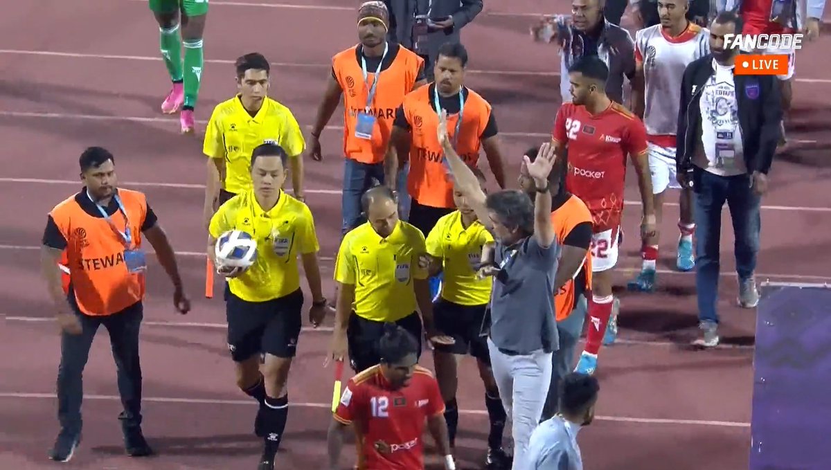 Bashundhara Kings Head Coach surrenders after his player got the redcard 🙂

#AFCCup | #BashundharaKings