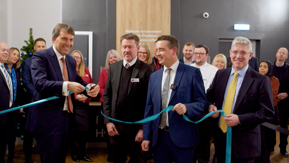 Great to see the 1st Banking Hub in Wales (Prestatyn) opened by Dr @JamesDavies, MP for Vale of Clwyd/Dyffryn Clwyd & Paymaster General, the Rt Hon. @JohnGlenUK MP.🎉 We partner w/ high St banks to ensure businesses & customers have somewhere convenient to access cash services.