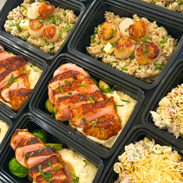 FriendThatCooks's tweet image. Don&apos;t let meal prep be a chore—let our chefs turn it into a celebration of flavors! 🎊👨‍🍳 #FoodieRescue #ChefMagic #BreakTheRoutine