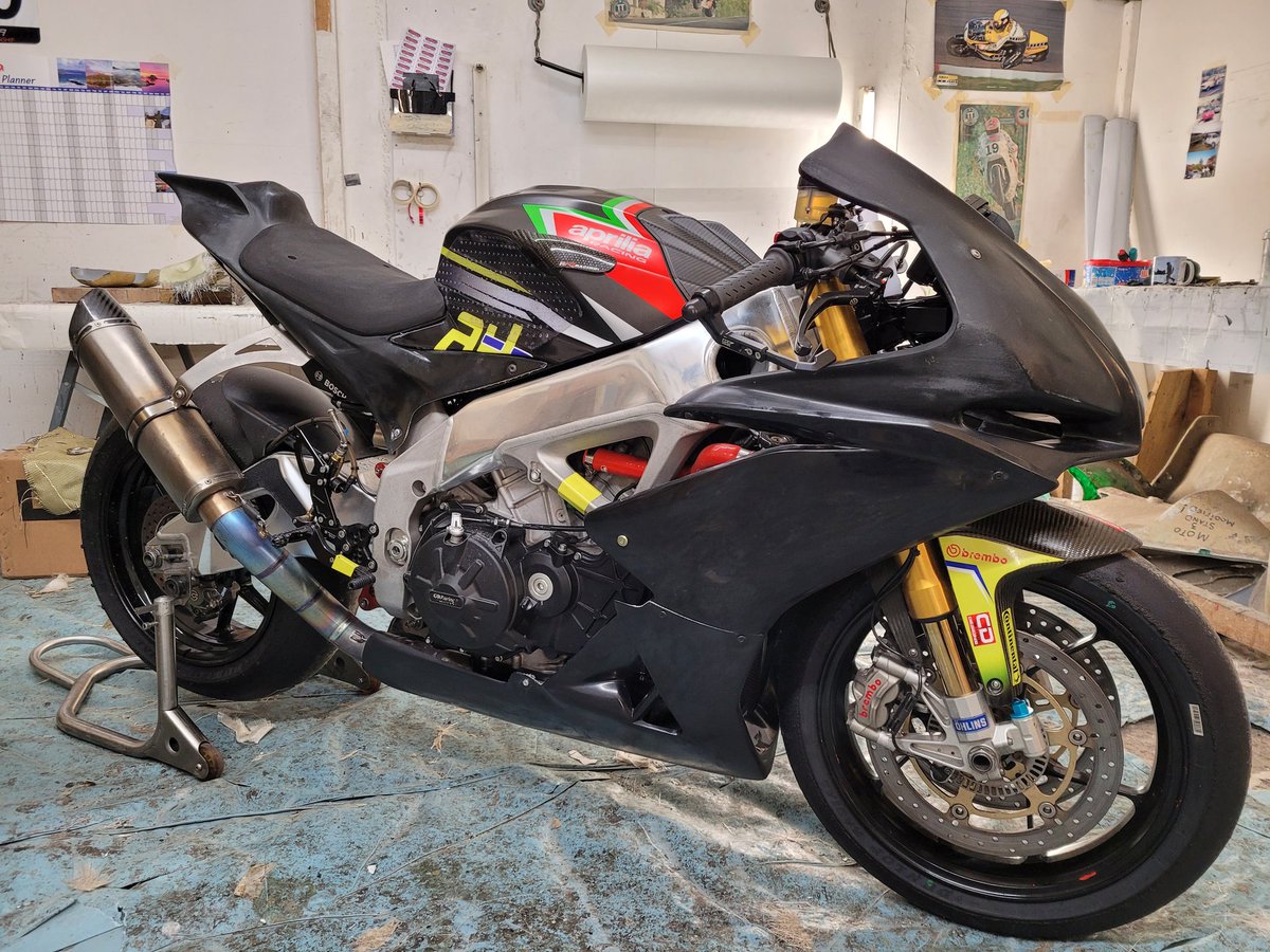 Aprilia rsv4 fairing, seat & custom seat pad ordered and fitted in house for @RaceHQLeeds 
#aprilia #rsv4 #apriliarsv4 #hifibre #madeinyorkshire