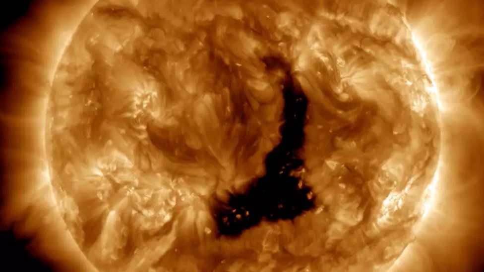 Soooo, what's this about a giant hole the size of 60 Earths appearing in the Sun? bbc.co.uk/newsround/6764…