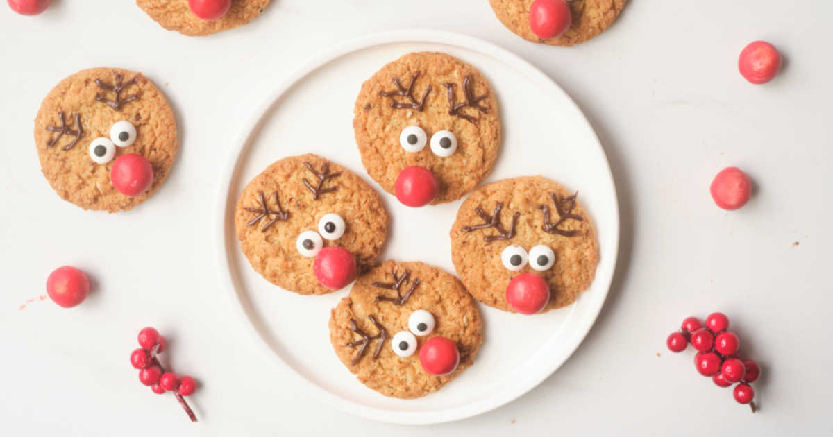 How to Decorate Reindeer Cookies for Christmas mamalikestocook.com/how-to-decorat…