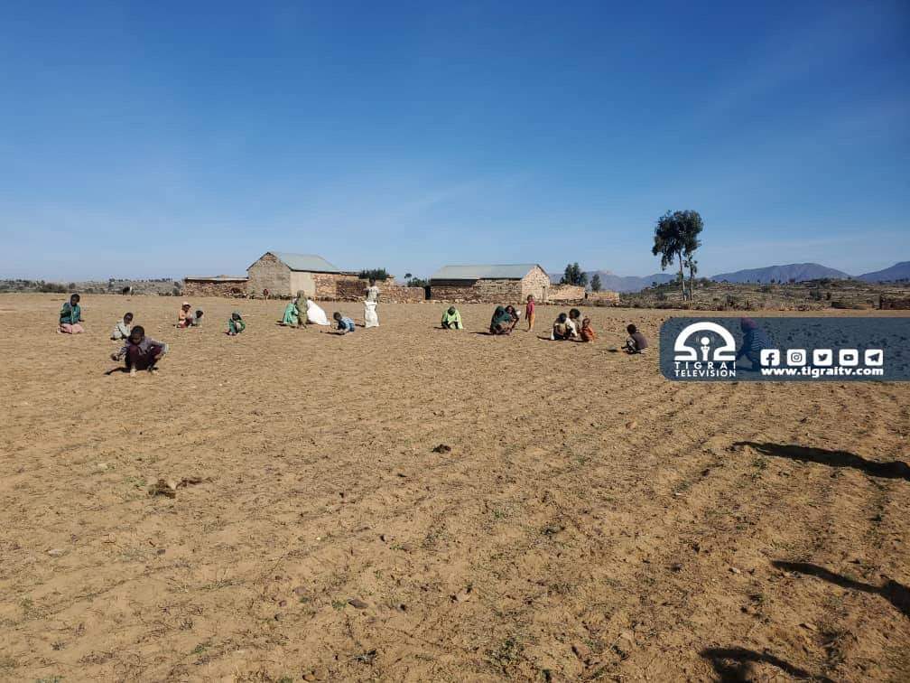 We found these mothers digging with their children in the land where they used to earn income in good times.
 They told us that they were forced to dig to dig as an alternative to keep their families alive
#AllowHumanitarianAccessToTigray 
#EndTigrayFamine #EndTigrayGenocide