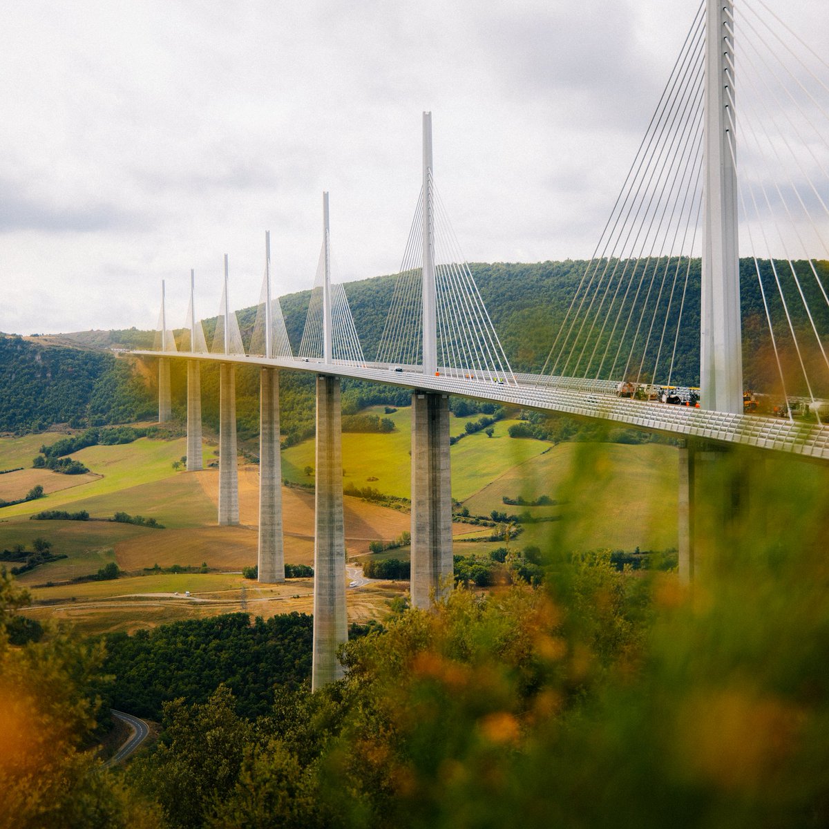 [✨ À (re)découvrir] Notre chef d’œuvre d’architecture dans l'Aveyron : le Viaduc de Millau ! Vous l'avez déjà traversé ? 👀 #VoyageOccitanie #ViaducMillau 📷@Clarafotomania - @tourismeaveyron @ViaducDeMillaux