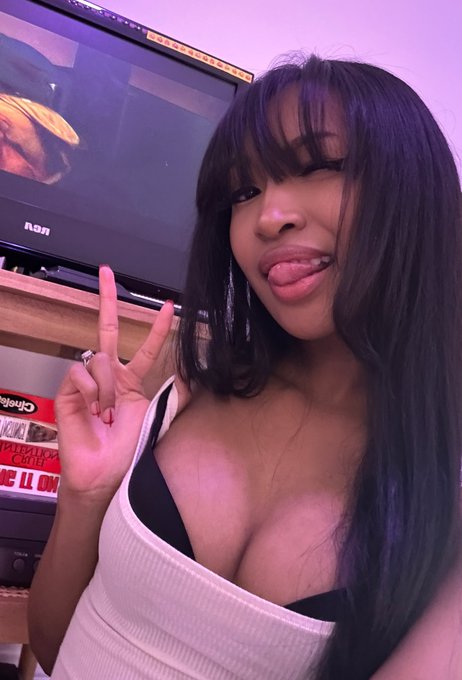 Good morning babe how&rsquo;d you sleep ❤️ https://t.co/y2qGx9FR9c