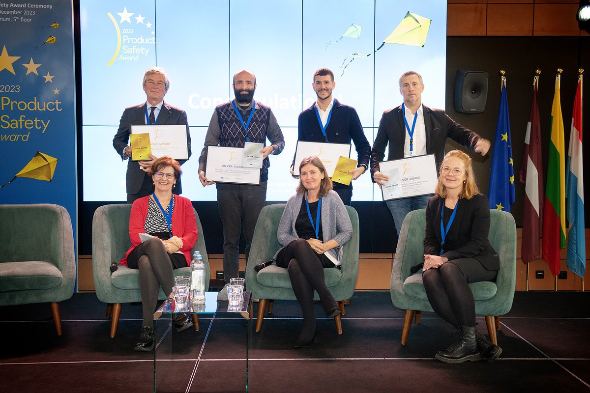 Jerry Spanakis 🟥 🦋 gerasimoss.bsky.social (@gerasimoss) on Twitter photo Honored, humbled and proud to be awarded 🏆 #euproductsafetyaward by <a href="/EU_Commission/">European Commission</a> on our innovative research on detecting product safety issues from consumers’ online reviews (work with <a href="/UM_DACS/">UM Department of Advanced Computing Sciences</a> students and <a href="/Carolin01792839/">Caroline Cauffman</a> <a href="/maaslawtech/">Maastricht Law&Tech Lab</a>)
📝 dke.maastrichtuniversity.nl/jerry.spanakis… Honored, humbled and proud to be awarded 🏆 #euproductsafetyaward by <a href="/EU_Commission/">European Commission</a> on our innovative research on detecting product safety issues from consumers’ online reviews (work with <a href="/UM_DACS/">UM Department of Advanced Computing Sciences</a> students and <a href="/Carolin01792839/">Caroline Cauffman</a> <a href="/maaslawtech/">Maastricht Law&Tech Lab</a>)
📝 dke.maastrichtuniversity.nl/jerry.spanakis…