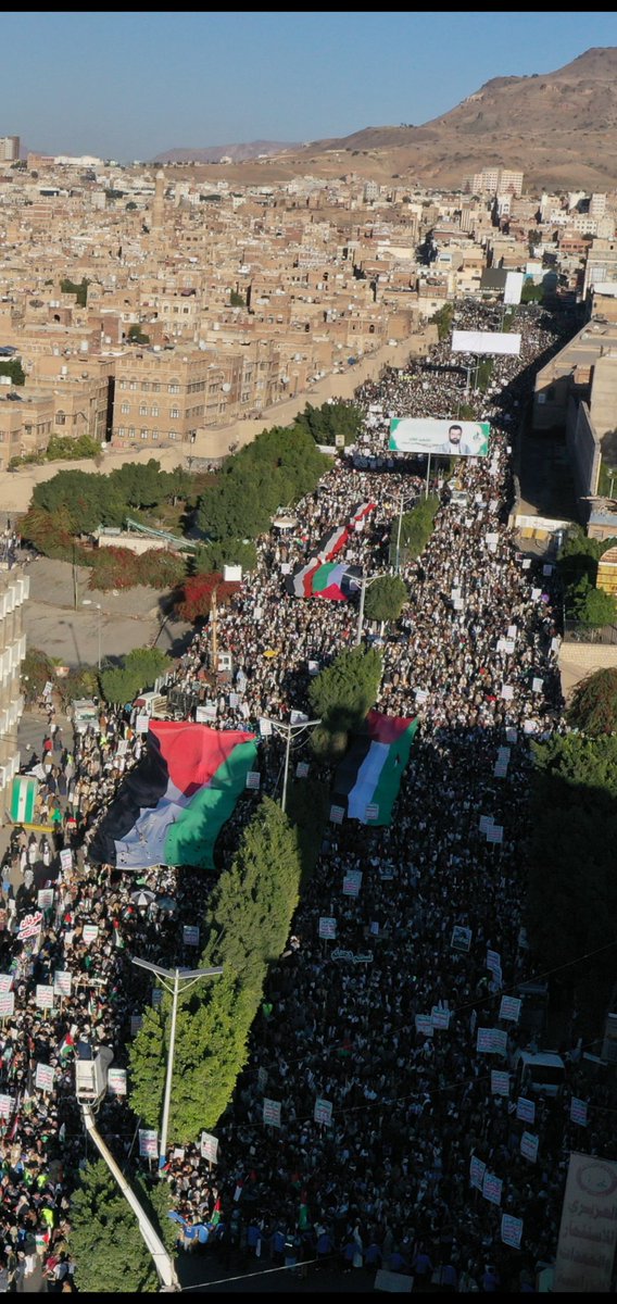 سلامٌ على صنعاءَ وهيَ تُحَاصِرُ
الأعادي وكانتْ قبل هذا تُحاصَرُ 

سلامٌ على صنعاء شعباً قيادةً
وجيشاً بهِ بين الجيوشِ نُفاخِرُ 

سلامٌ على صنعاء ما شبَّ ناكفٌ
وما صاح موجوعٌ وما ثارَ ثائرُ 

سلامٌ عليها يومَ قامَ ضميرُها
وفاءً وقد خانتْ وماتتْ ضمائرُ 

سلامٌ عليها يوم هبَّ