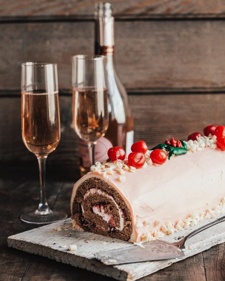 A modern Christmas classic: Crémant de Bordeaux Rosé🥂🌹 This traditional method sparkling wine offers notes of ripe red fruit and toasted pastry with a supple nuanced palate; serve it on Christmas Day with yule log for the perfect dessert pairing. #BordeauxWinesUK