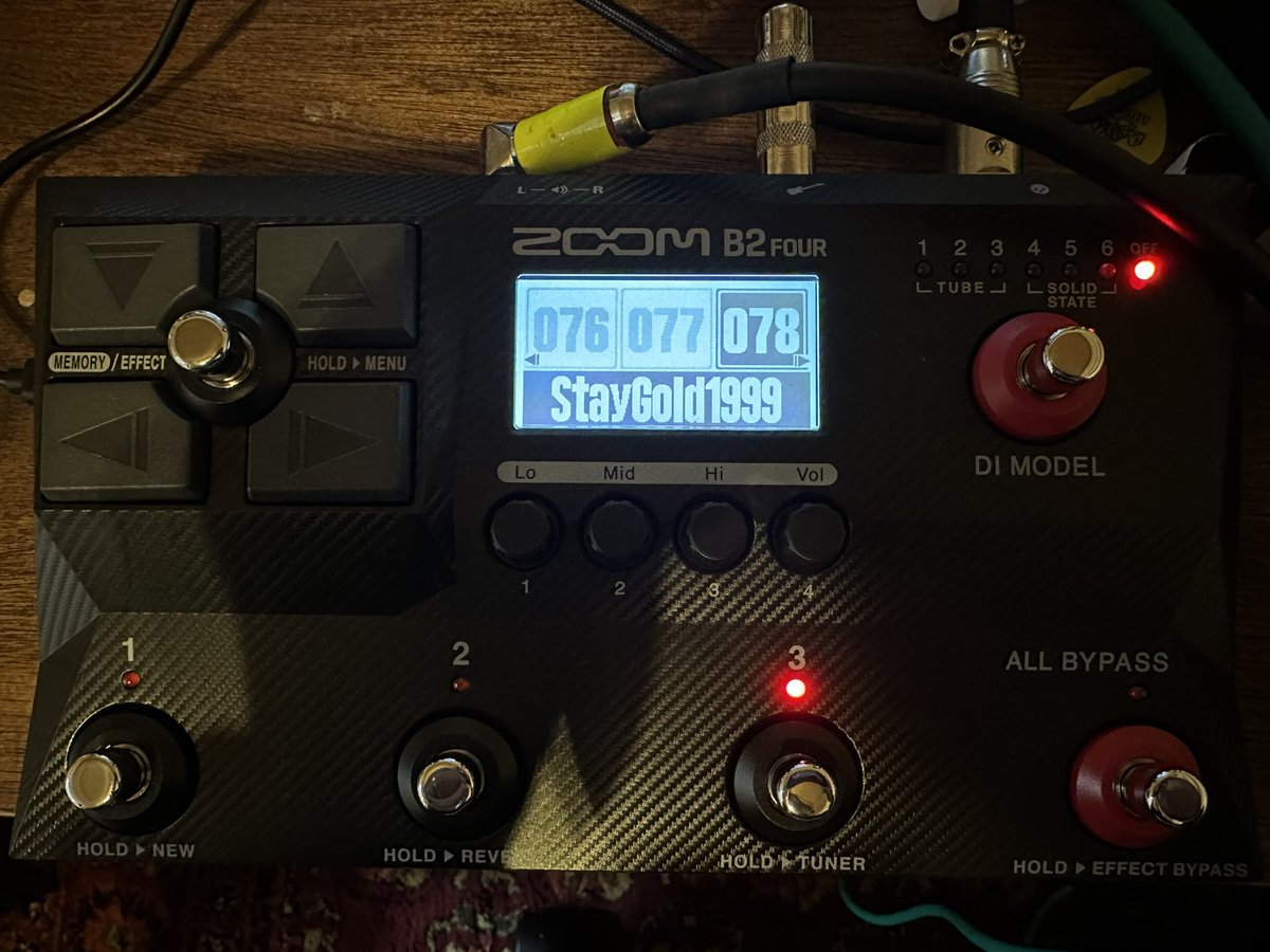 katsu666planet's tweet photo. 最近MNGしたマルチエフェクター
ZOOM B2 FOUR が深い。
初期プリセット名が"俺ら世代"ドンピシャ過ぎる、、
他にも俺らがハマった曲名のプリセットだらけ。

楽器やり始めの頃ZOOM 505、506シリーズから始まり
またZOOMエフェクターへ戻り
伏線回収された気分🔥最高

#B2FOUR
#ZOOM
#MNG https://t.co/xrrY40IcEE