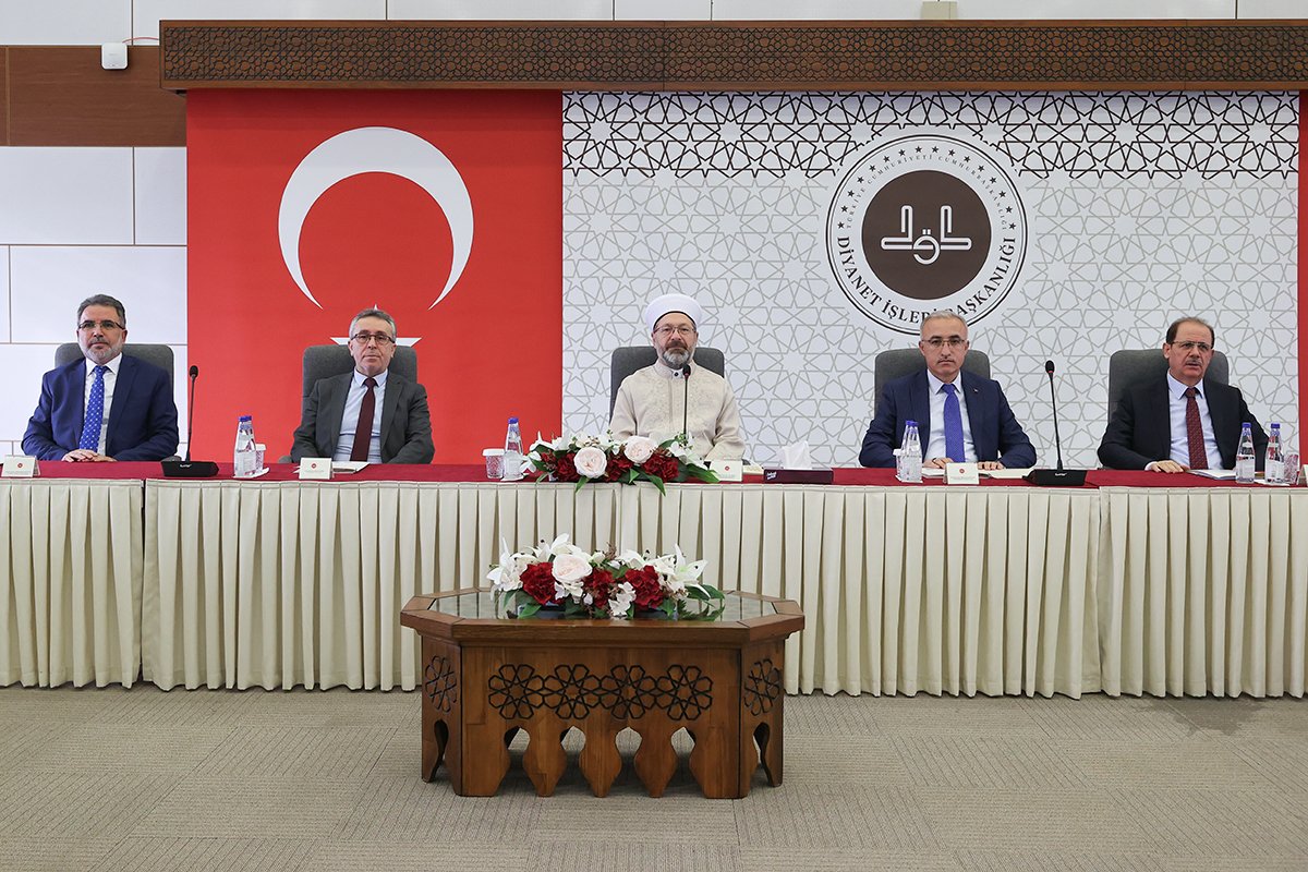 Diyanet İşleri Başkanı Prof. Dr. Ali Erbaş, “Küresel güçlerin Gazze’de sergiledikleri tavır çöküşlerini göstermektedir” <a href="/DIBAliErbas/">Prof. Dr. Ali Erbaş</a> 
diyanet.gov.tr/tr-TR/Kurumsal…
