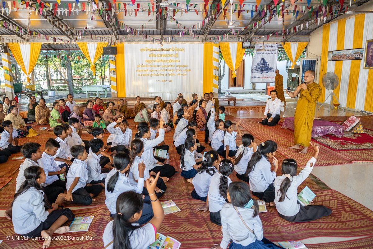 UNICEF’s Regional Director, @Deboracomini inspired by the work of Cambodian monks to promote positive discipline among parents & communities to end #ViolenceAgainstChildren. UNICEF has supported more than a thousand monks nationwide to protect children from all forms of violence.