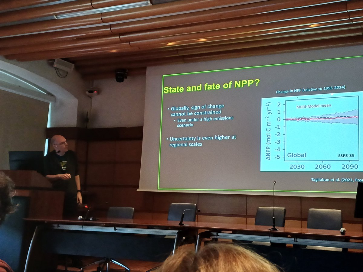 Prof. Alessandro Tagliabue giving a seminar on ocean Primary Production at Stazione Zoologica Anton Dohrn @SznDohrn @NEREAObservato1