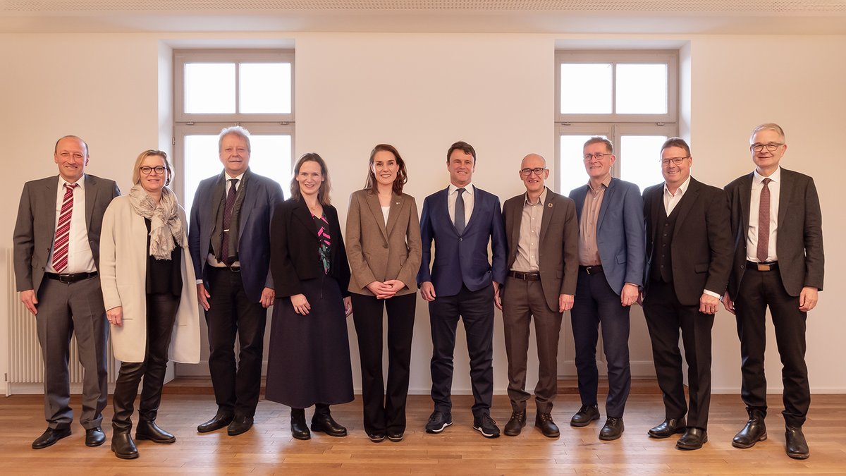 Gemeinde Köniz (@gdekoeniz) on Twitter photo Arbeitstreffen zwischen Regierungsrat und Könizer Gemeinderat: Inhalt des Austauschs waren die Rolle von Köniz als viertgrösste Gemeinde des Kantons und Themen wie Finanzen, Raumplanung, Verkehr und Infrastruktur. <a href="/kanton_bern/">Kanton Bern</a> <a href="/BernerZeitung/">Berner Zeitung</a> <a href="/derbund/">Der Bund</a> Arbeitstreffen zwischen Regierungsrat und Könizer Gemeinderat: Inhalt des Austauschs waren die Rolle von Köniz als viertgrösste Gemeinde des Kantons und Themen wie Finanzen, Raumplanung, Verkehr und Infrastruktur. <a href="/kanton_bern/">Kanton Bern</a> <a href="/BernerZeitung/">Berner Zeitung</a> <a href="/derbund/">Der Bund</a>
