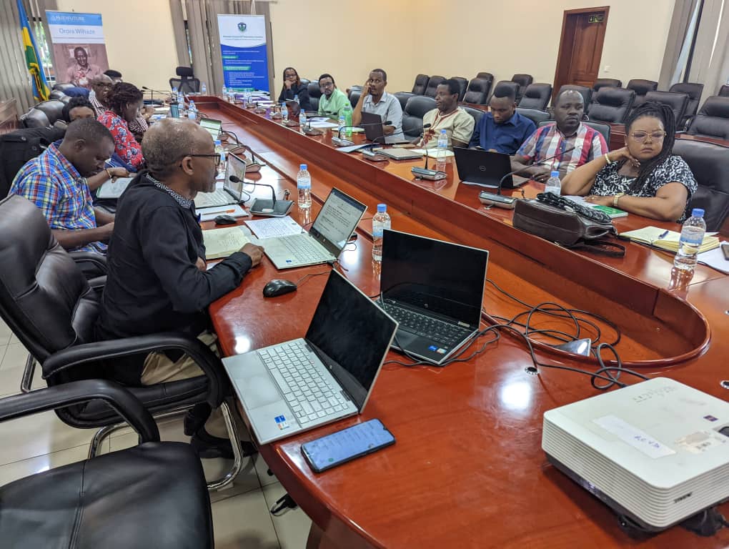 RwandaVets1's tweet image. Last Friday,#RCVD organized a National Technical Consultation meeting  on policy advocacy &amp;amp; recognition of community animal health workers. The meeting gathered representatives from @RwandaAgri,@RwandaLocalGov, @RwandaAgriBoard @Uni_Rwanda @OroraWihaze,#TECHNOSERVE &amp;amp; Farmers org.