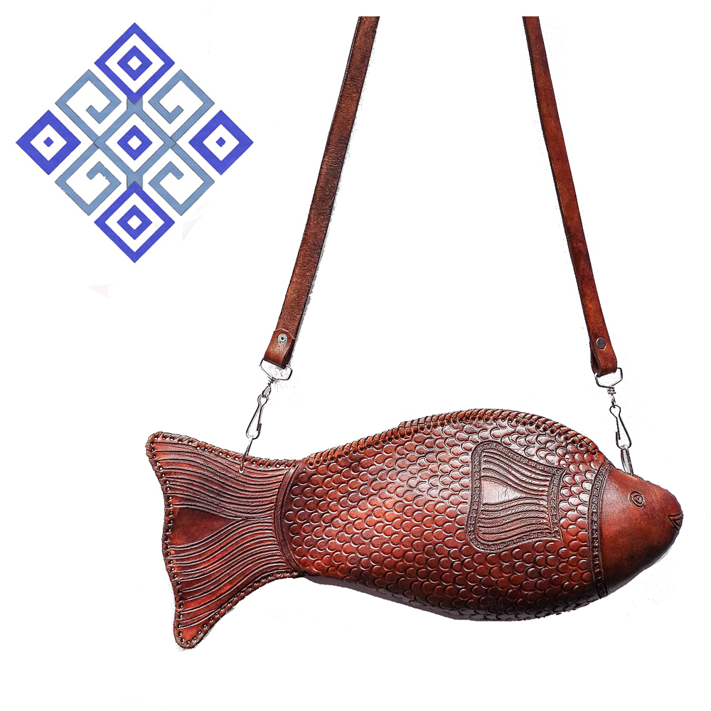 Leather fish cross body bag. For more, please visit our store  - marketsantodomingomx.myshopify.com #leatherbag #crossbodybag #shoulderbags #embellishedbags #mexicanbags #mexicancraft #fishbag
